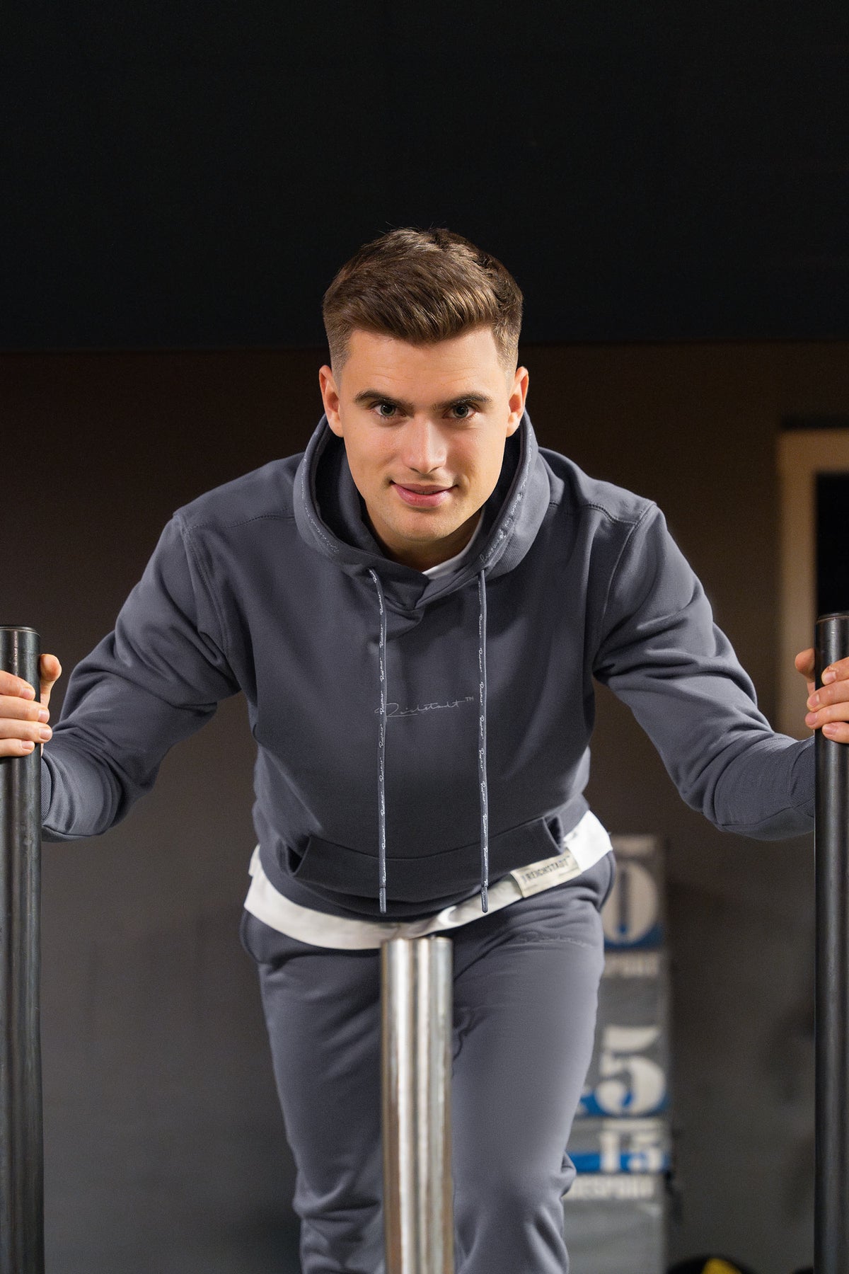 Herren Regular Fit Sport Hoodie Marken-Stick in Anthracite – Reichstadt – Ansicht 6